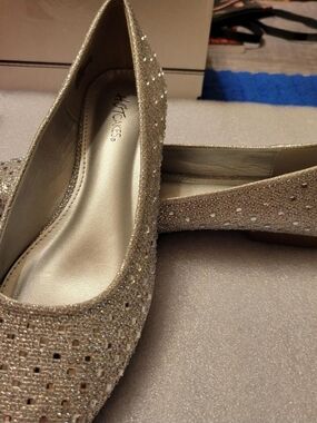 Hot Cakes Women's Silver Glitter Embellished Ballet Flats